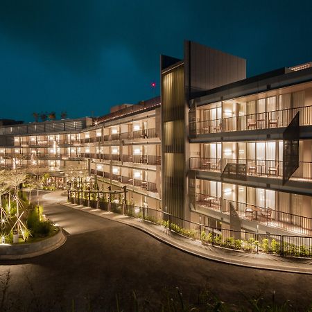 Hotel The Botanica Sanctuary Puncak Zewnętrze zdjęcie The hotel at night