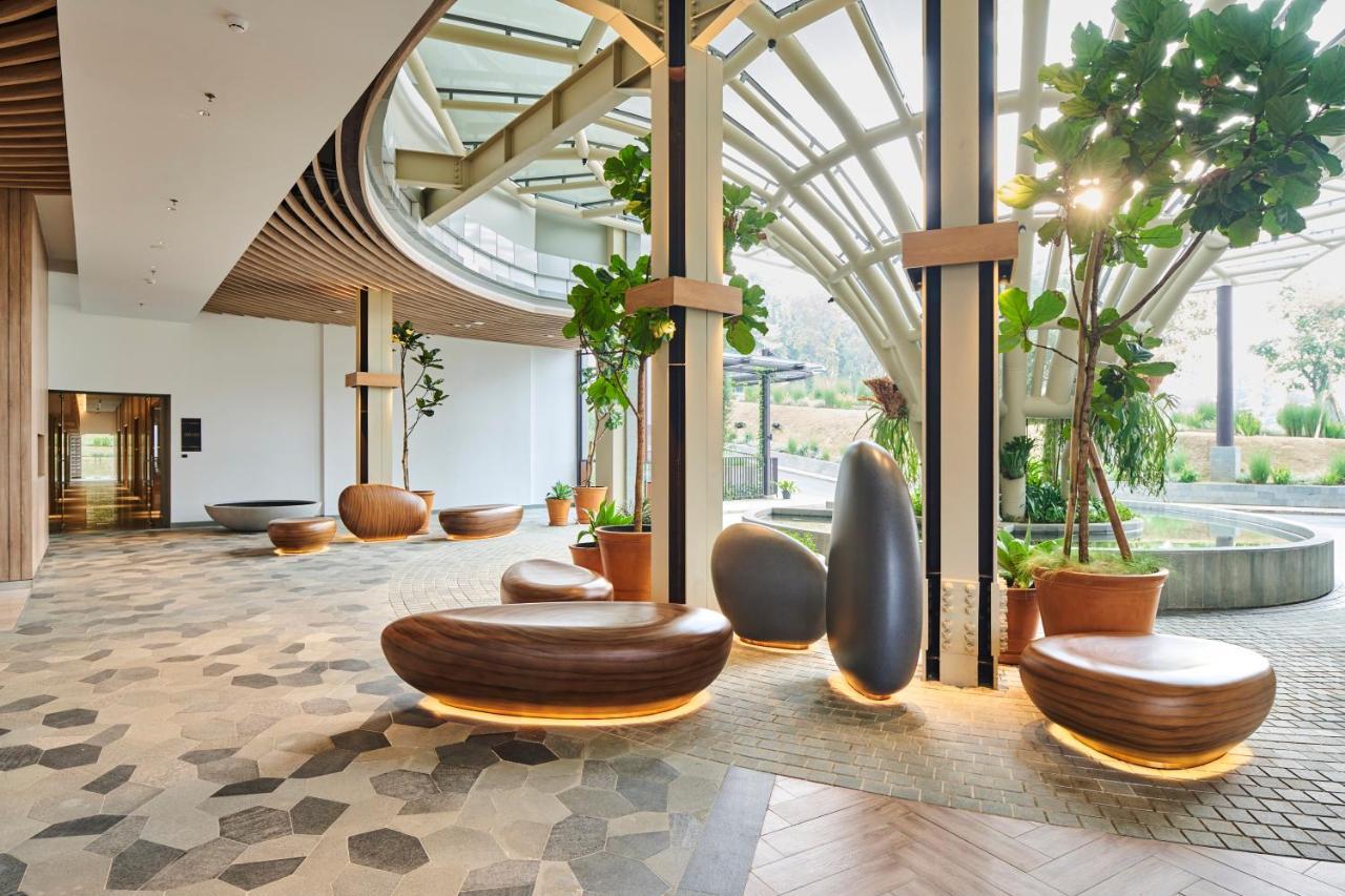 Hotel The Botanica Sanctuary Puncak Zewnętrze zdjęcie The lobby of the hotel