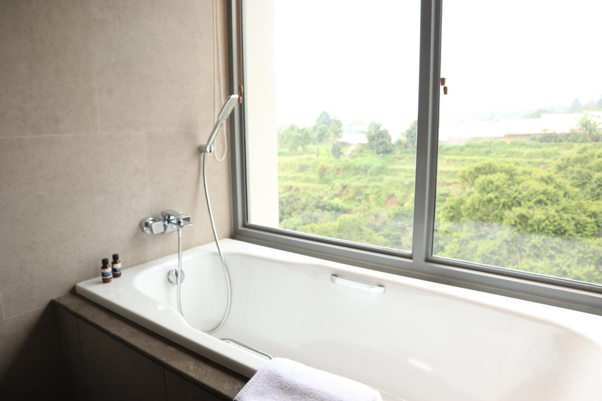 Hotel The Botanica Sanctuary Puncak Pokój zdjęcie A bathtub