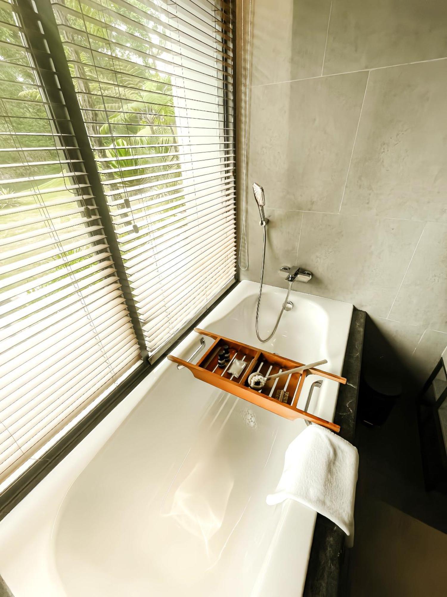 Hotel The Botanica Sanctuary Puncak Pokój zdjęcie A bathtub with a shower
