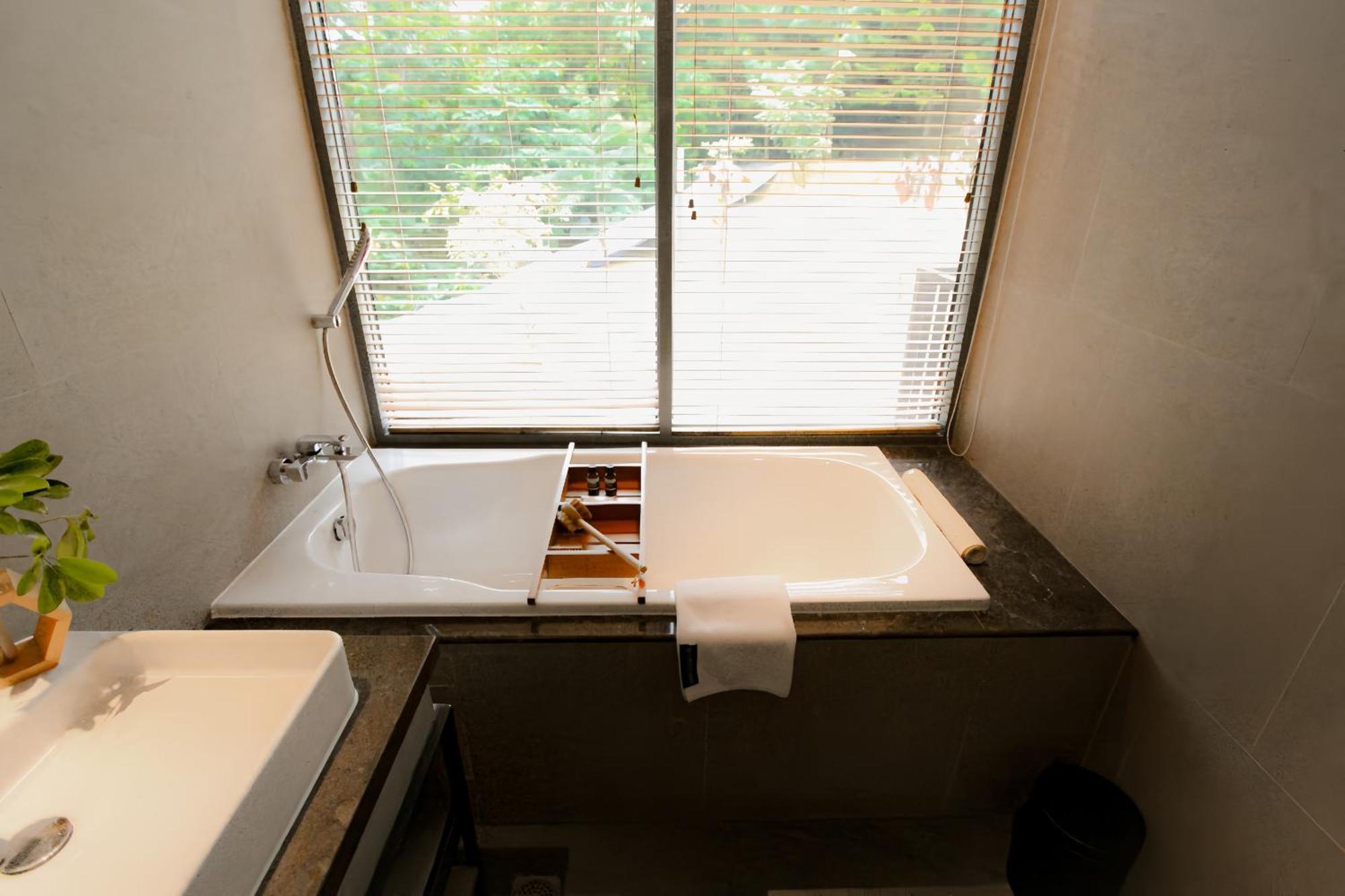 Hotel The Botanica Sanctuary Puncak Pokój zdjęcie A bathtub