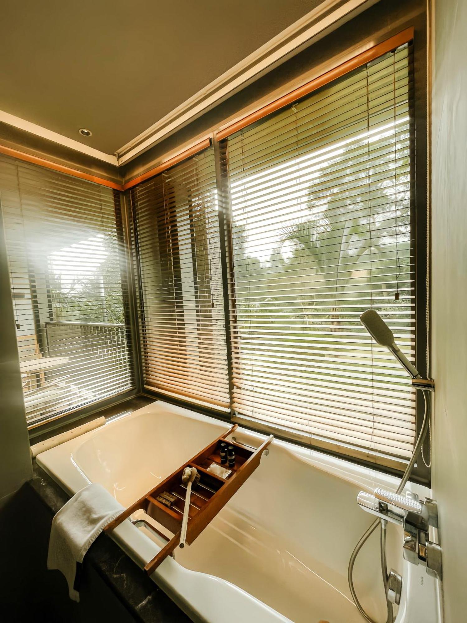 Hotel The Botanica Sanctuary Puncak Pokój zdjęcie Venetian blinds
