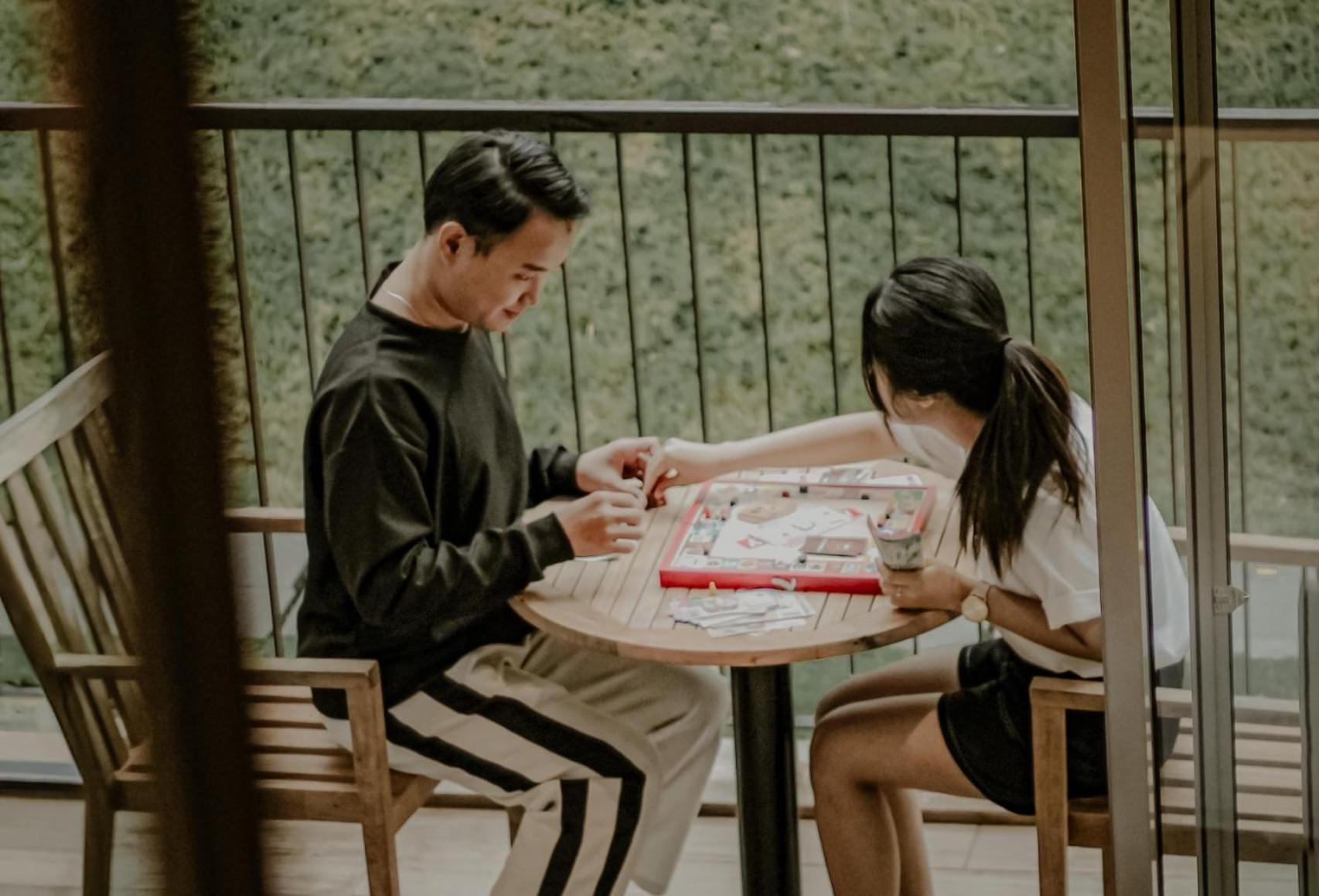 Hotel The Botanica Sanctuary Puncak Zewnętrze zdjęcie Two people playing a game of Chinese chess
