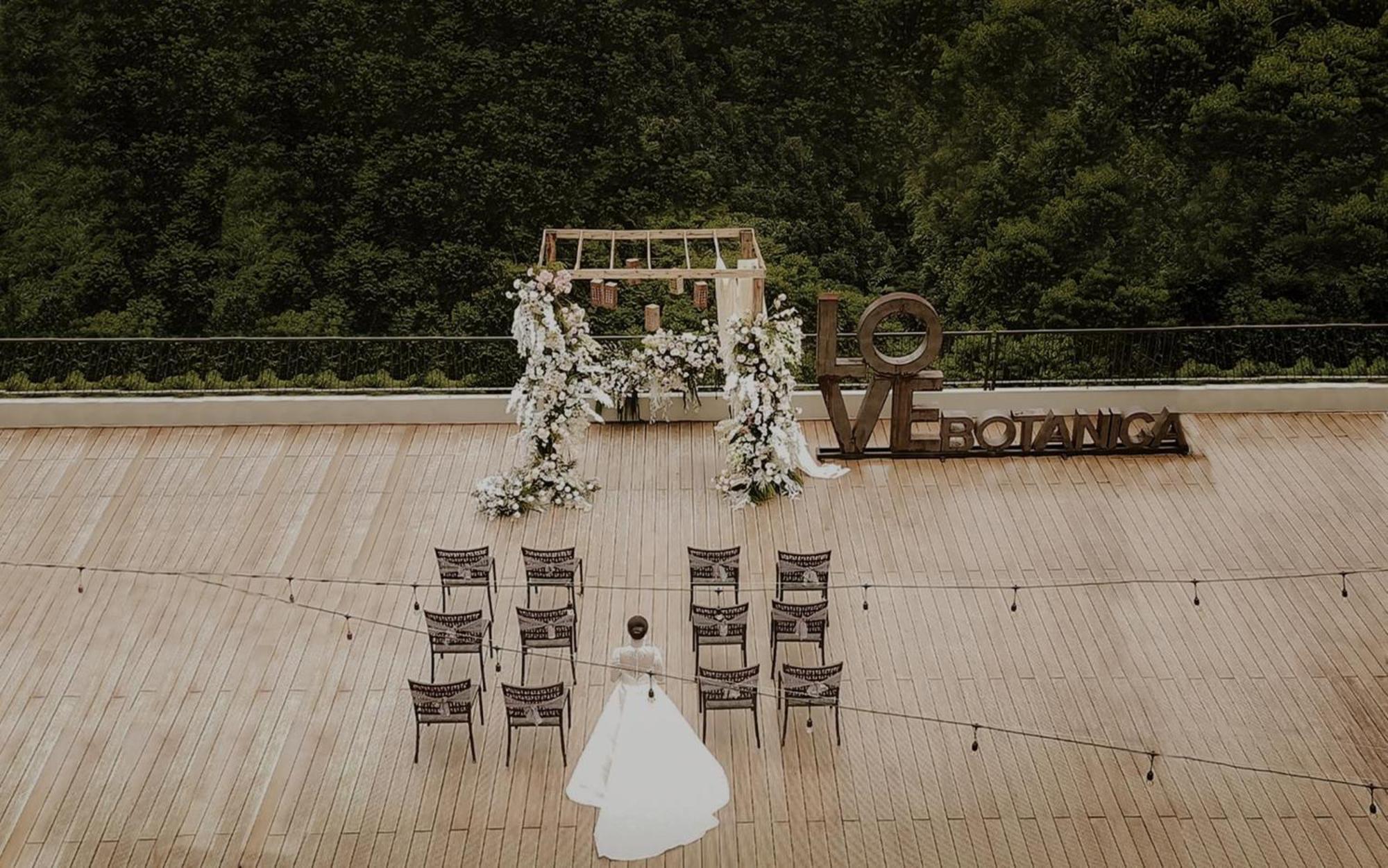 Hotel The Botanica Sanctuary Puncak Zewnętrze zdjęcie Wedding ceremony at the top of the observation tower